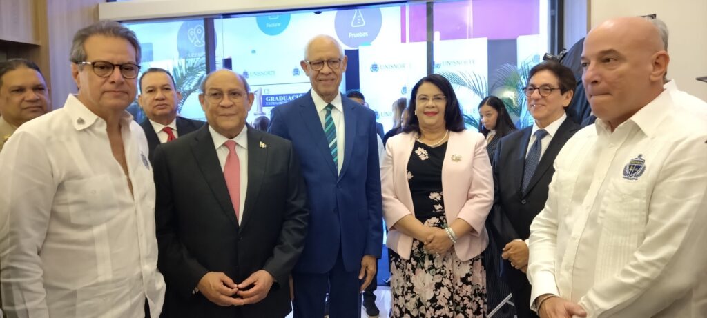 Autoridades educativas presentes en la primera graduación de la Universidad de Santo Domingo Norte. (Crédito: Prensa UNISNORTE)
