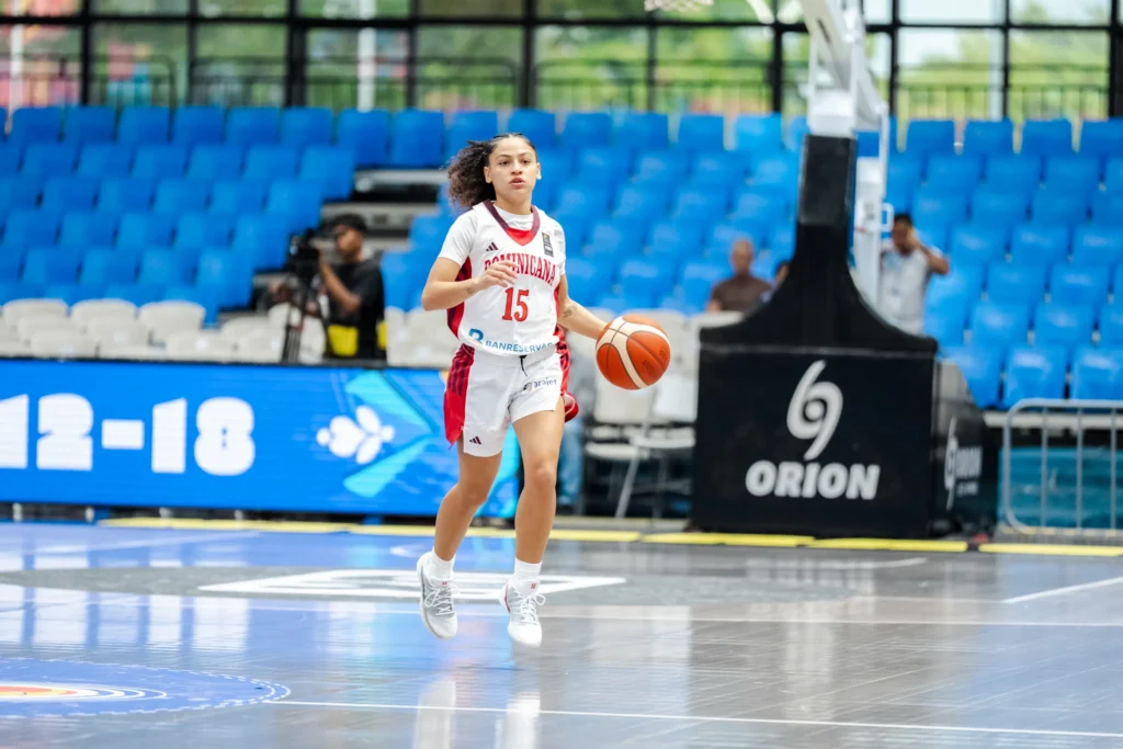 La armadora Yirsy Queliz durante el primer partido del Centrobasket femenino clasificatorio al AmeriCup 2027. (Crédito: FIBA)