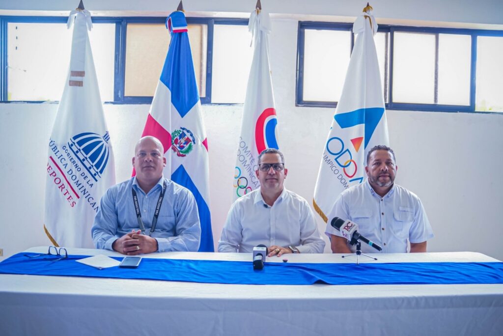 José Luis Batista en el centro, junto a Edwin Rosa y Odalis Sánchez, directores de operaciones y prensa del Alodom. (Crédito: Prensa Alodom)
