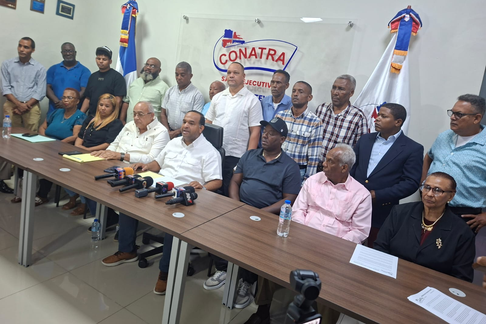 Tony Marte, vicepresidente de CONATRA, junto a los miembros de las distintas rutas de Santo Domingo Este, afiliada al gremio choferil. (Crédito: Prensa CONATRA)