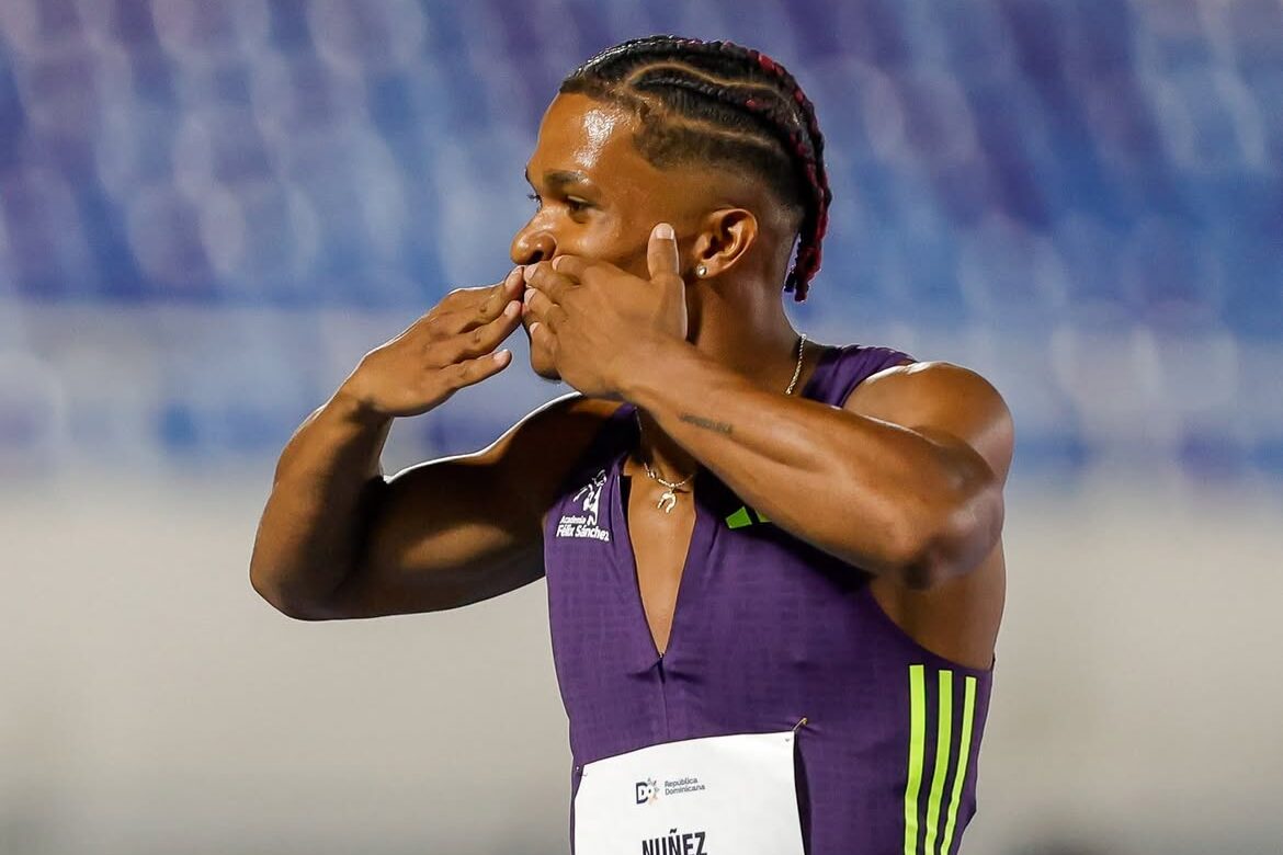 Yeral Núñez saludando al público luego de ganar los 400 metros con vallas del VI Felix Sanchez Classic 2026. (Crédito: Prensa del evento)