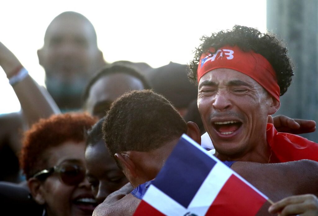 Álvaro Abreu, emocionado con sus familiares, celebrando la medalla de oro de la Media Maratón de los Juegos Centroamericanos y del Caribe Santo Domingo 2026. (Crédito: Prensa Santo Domingo)