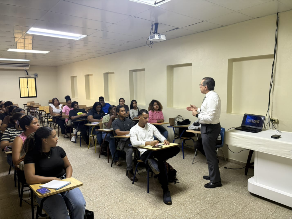 Rector de la UASD, Jorge Asjana David, mientras comparte con estudiantes de la Alta Casa de Estudios. (Crédito: Prensa UASD)