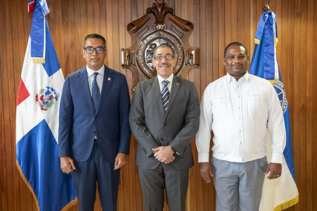 El rector de la UASD, doctor Jorge Asjana David, el senador de Bahoruco, licenciado Guillermo Lama y el director del Centro UASD Neyba, maestro Luis Contreras Martínez. (Crédito: Prensa UASD)