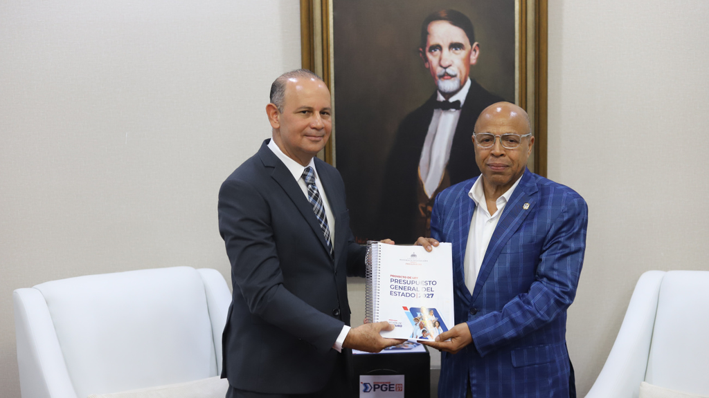 El subdirector de Presupuesto, Iván Ramírez, entregando el documento al presidente de la Cámara de Diputados, Alfredo Pacheco. (Crédito: Prensa Presupuesto)