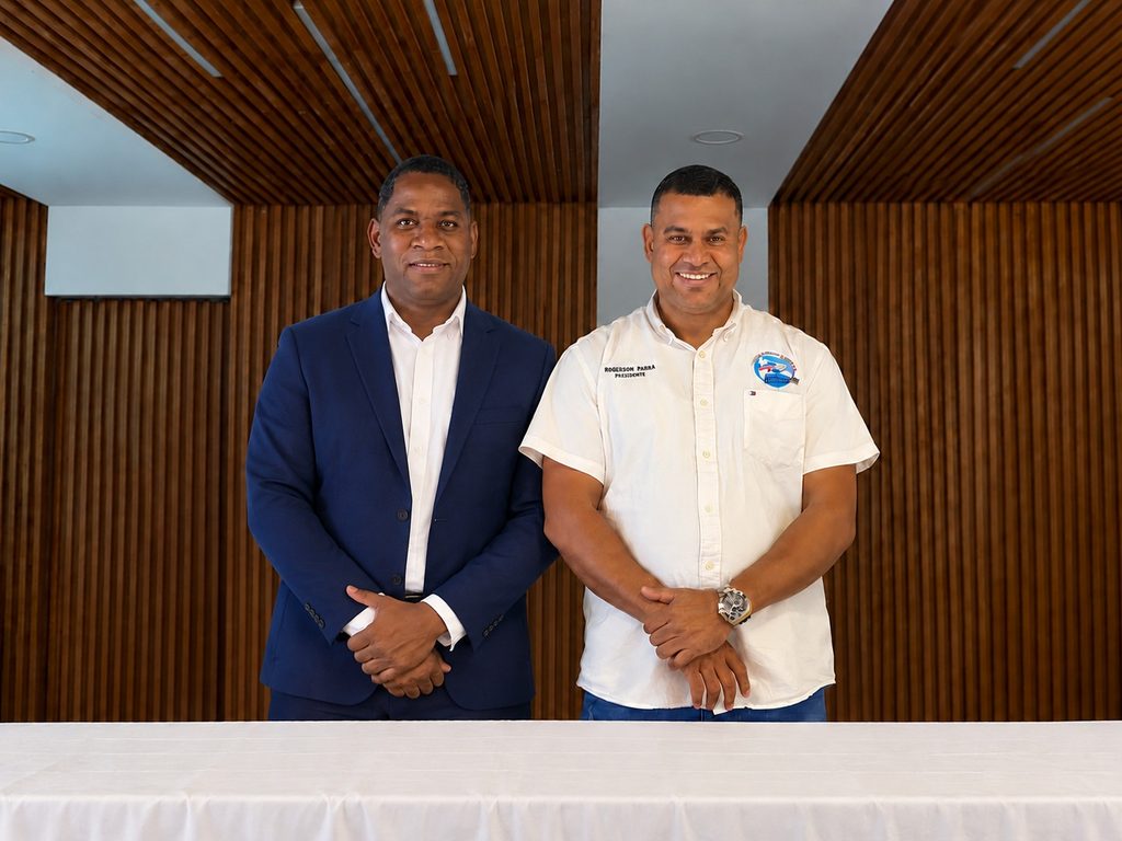 Ingeniero Raymond Ysabel y Robinson Parra, presidentes de la Federación Mundial de Dominó y de la Federación Dominicana de Dominó. (Crédito: Prensa FEMUNDO)