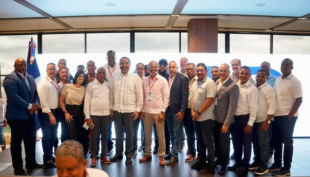 Personalidades entorno del movimiento deportivo junto a Alberto Rodríguez. (Crédito: Prensa Movimiento Deportivo)