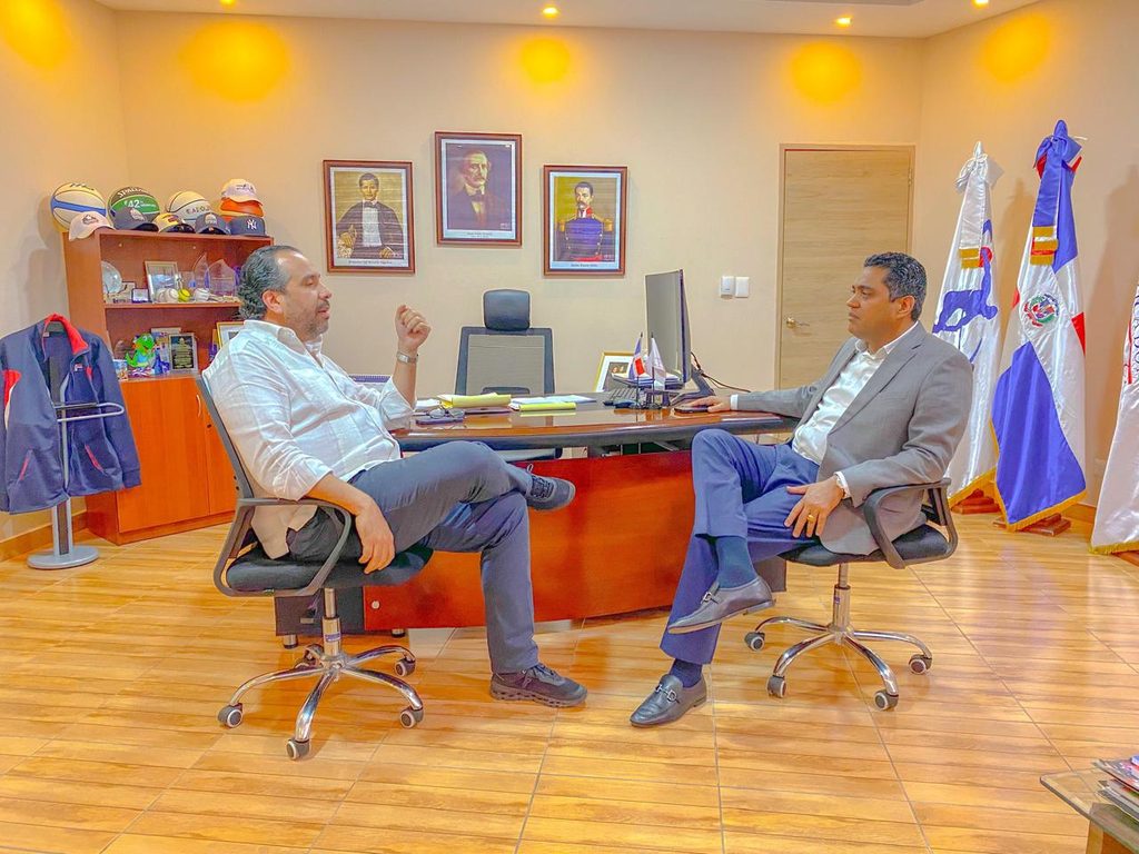 Alberto Rodríguez y el ministro de Deportes, Kelvin Cruz, en una reunión de trabajo. (Crédito: Prensa Movimiento Deportivo)
