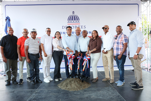 Ministro Kelvin Cruz inicia construcción de techado multiuso en Hostos, provincia Duarte